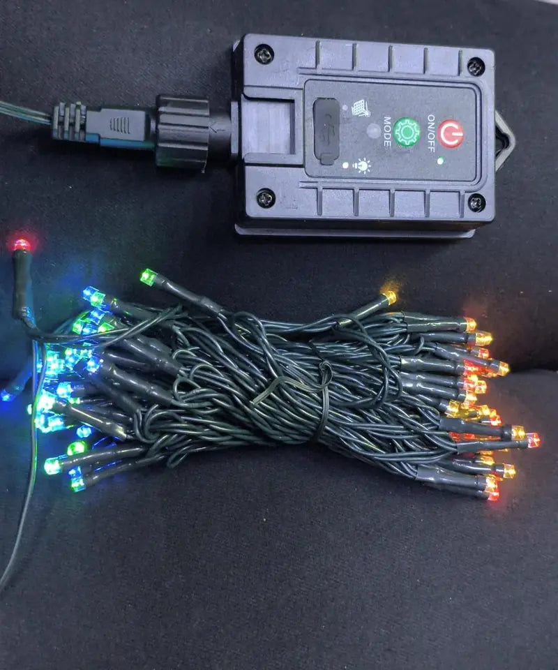 Caja de control con ON/OFF, MODE y puerto USB, y la tira de luces encendida