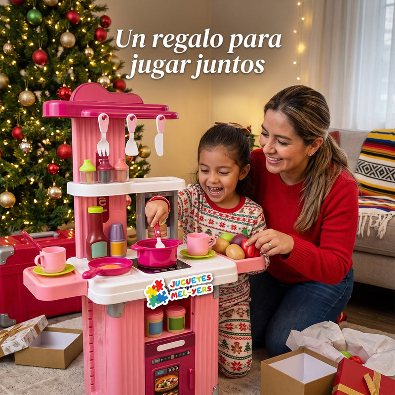 Niña y mamá jugando con la cocina junto al árbol de Navidad