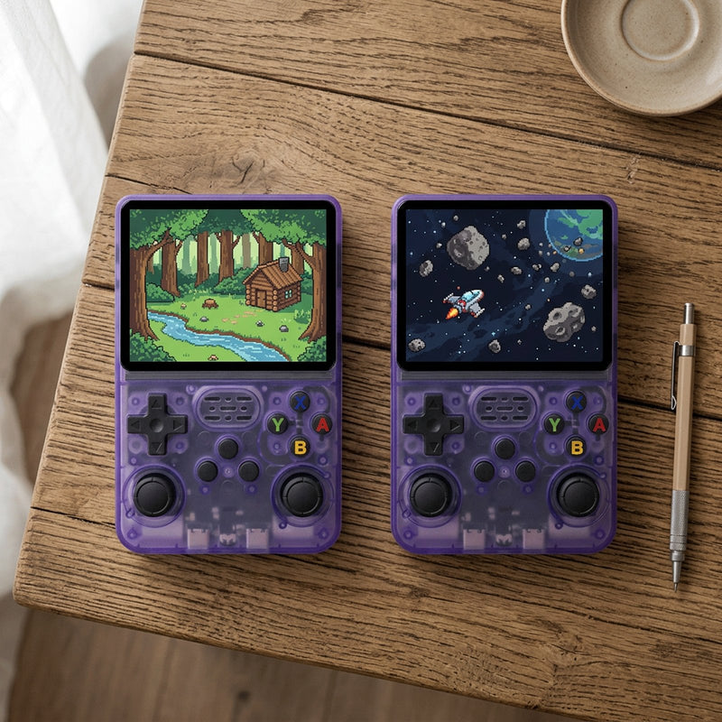 Dos mini consolas retro R36S sobre una mesa